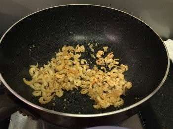 step2: 中火先爆香蒜蓉，加入蝦米一起炒均（約1-2分鐘），灑少少燒酒。