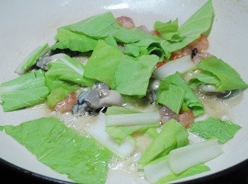 step4: 熱鍋後，下一大匙沙拉油，將蚵、蝦仁與小白菜加入煎