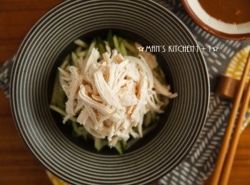 step4: 最後小黃瓜絲鋪底，放上雞肉絲並淋上<span class="group_2">醬汁</span>、白芝麻與辣椒司就完成了。