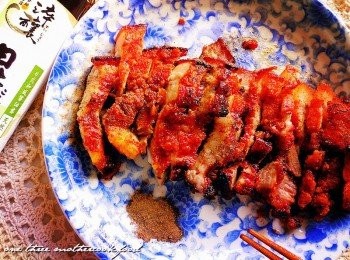 step4: 這道菜容易上手,只要小火耐心煎，不要把肉給煎焦掉即可。(五花肉我是買帶皮的，因為我老公愛吃皮的咬勁，肉不要買太厚~否則外皮焦了，裡面還沒熟)