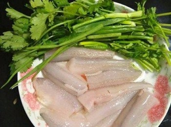 step1: 先滾煲水，放入芫茜，葱及薑片中火煮10分鐘。隔走殘渣留清湯備用