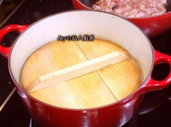 step5: 蓋上"落蓋"用小火燉煮約10分鐘。如果沒有木製落蓋也可將烘焙紙或錫箔紙剪成圓型,中間剪少許的小洞讓蒸氣可對流,效果也不錯