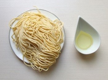 step2: 使用蔬菜油和一般粗麵條來自製油麵。