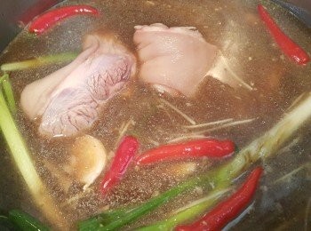 step3: 步驟1加步驟2一起放入鍋中加入適量水及所有調味料轉大火煮滾後轉小火煮20分鐘後熄火蓋上鍋蓋燜著30分鐘在開伙煮滾轉小火20分鐘熄火蓋上鍋蓋燜著30分後即可食用~若喜歡更軟爛的口感重複煮滾悶住動作1次喔