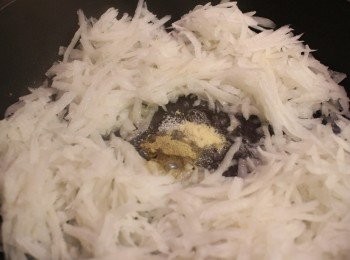 step6: 原鍋加入蘿蔔絲, 調味料煮15分鐘至軟身