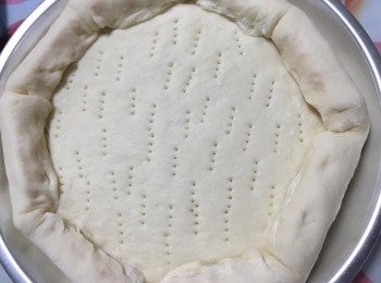 step5: 均勻地在焗盤上用抺手紙塗上薄薄的橄欖油，放上餅皮用叉在皮面叉上小孔；