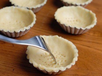 step4: 用叉在撻皮內插數下