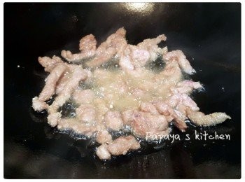 step2: 將豬柳半煎炸至全熟