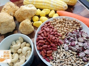 step1: **處理猴頭菇：用水浸軟清洗乾淨，擠出水分，將猴頭菇撕開成小件，放入滾水煮3分鐘，再用水洗乾淨，然後再擠出水分，備用 ； 粟米、甘筍去皮切件；其他材料清洗乾淨