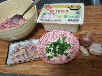 step1: 醃豬肉醃料：
生抽 半湯匙
胡椒粉 少許
