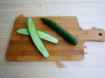 step10: 小黃瓜夏季產量較多，是消暑降溫的涼爽<span class="group_1">食材</span>，選購整條平直且大小均勻，不要挑選彎曲的，顏色翠綠，表面的凸起的刺明顯，瓜身有彈性不綿軟。底下介紹涼拌小黃瓜的做法，搭配紅糟肉片去油解膩。