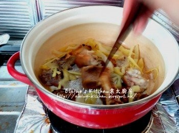 step4: 煲內放入鹹菜 , 薑絲及燒豬骨拌炒數分鐘