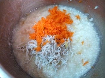 step3: 跳起後加入洗淨的吻仔魚和紅蘿蔔末 ;  外鍋再加入二杯水 ;  跳起後加入切末的菠菜拌勻 ;  蓋上蓋子悶十分鐘 ;  加鹽調味即可