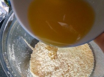 step3: 將溶解成液體的牛油倒入餅碎中拌勻