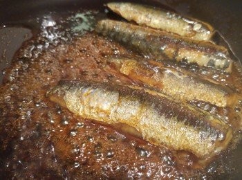 step3: <span class="group_2">醬油漬</span>煮滾後將沙甸魚回鑊,用慢火餚製。