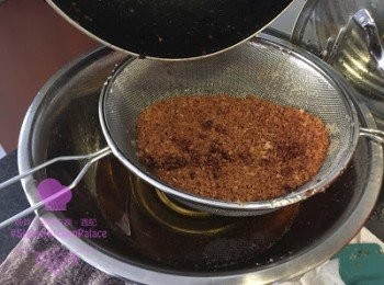 step13: *因為炸既材料比較細，好難撈起，所以如果可以，準備好一個大既不銹鋼盤或煲同一個大既過濾網，每炸好一樣就小心直接倒出黎，分隔左之後，油就倒返落鑊繼續炸。