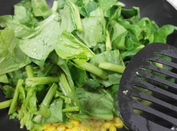 step2: 將切成適當大小的菠菜加入一起炒~~~ 菜熟了後加些許鹽及黑胡椒調味即完成啦^^b