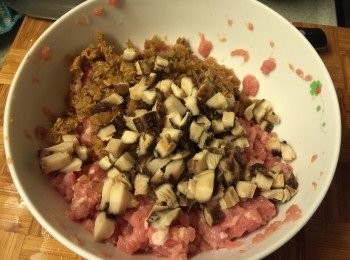 step5: 加入冬菇粒和梅菜粒攪勻