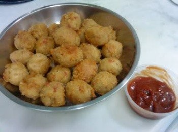 step5: 唔用光波爐..可直接用油炸...
((燒 滾 油 鑊 ， 在 炸 之 前 ， 再 把 芝 士 丸 沾 上 麵 包 糠 .
然 後 放 入 鑊 中 用 半 炸 至 金 黃 色.))