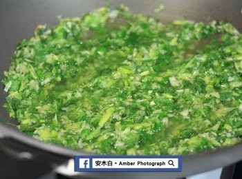 step3: 將食用油倒入鍋中，待油熱出現深油紋時，即可熄火，放入已拌勻的蔥花(步驟2)入鍋炒，再加入些許香油，炒勻後即可起鍋。