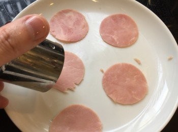 step9: 火腿用模具吸出圓形