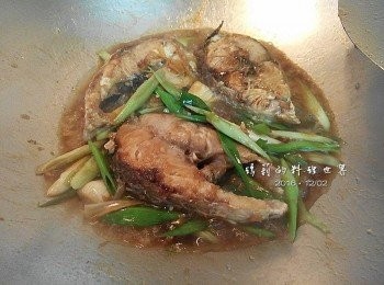 step4: 煮至魚快熟之後放進蒜苗和少許烏醋 續煮至湯汁收乾成稠狀即可。