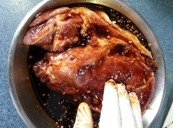 step4: 將醃肉料搽勻及按摩豬肉