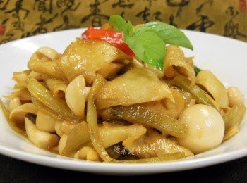 step2: 鍋中下少許油小火煸麵腸薄片至微焦.取出備用.