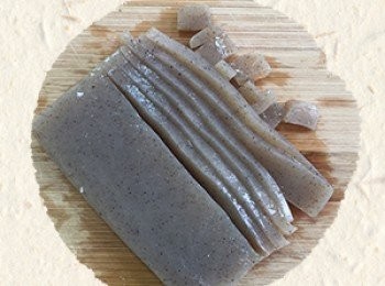 step4: 蒟蒻墨玉板沖洗後，切小丁片。