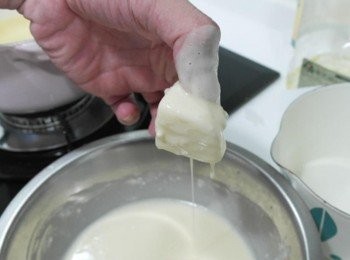 step12: 油熱了之後將<span class="group_1">奶糊</span>均勻的裹上<span class="group_2">炸漿</span>!! (可以將<span class="group_1">奶糊</span>表面沾些麵粉這樣比較好裹<span class="group_2">炸漿</span>)