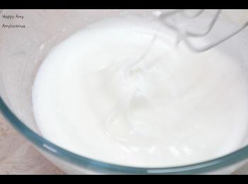 step3: 蛋白逐少加入30G砂糖，以電動打蛋器打至企身。