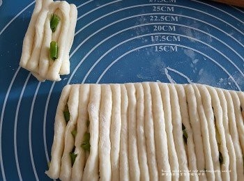 step5: 輕輕將麵糰按平, 跟手用刀 砌出一條又一條之麵糰、 大約為四組一份，上下對拼齊