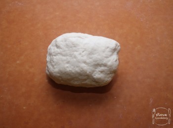 step4: 然後取出麵團搓成不黏手麵團 (約10分鐘)