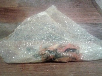 step2: 將一湯匙餡料放在腐皮中下方，底部向上摺，左右兩邊向內摺，然後向上捲，用少少太白粉水/生粉水封口