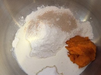 step1: 先把所以材料除了牛油外放入一個大容器中用匙粗略攪拌。見到水分大概吸收後，可以放上工作枱上用手搓。