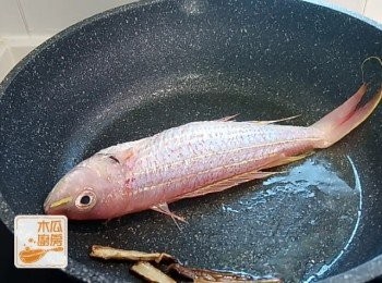step2: 用少許油將薑片爆香，先將魚的一邊煎香，然後再反轉煎另一邊