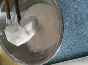 step2: 年糕切長條後形沾滿脆漿