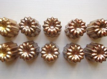 step10: 煮蜜蠟的同時,以烤箱150度加熱銅模約10分鐘。當蜜蠟奶油溶液煮沸融合後，趁熱輪流倒至加熱後的銅模中，快速保留薄薄一層,將銅模倒置在烤盤或濾網架上。(烤盤一定要鋪上烘焙紙,不然蜜蠟凝結後不好清除),再將銅模放入烤箱烘烤10秒鐘幫助多餘的蜜蠟流出。並刮除邊緣多餘的蜜蠟，放置於冰箱中做降溫。