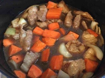 step6: 加入豬腩肉，然後倒入醬汁。再加適量的熱水蓋至豬肉面。大火滾起後轉最細火。我用staub炆小20分鐘再焗20分鐘即可。鑄鐵鍋因傳熱快鎖水好，所以蚊得特別快。如果用普通鍋可能要炆45分鐘。日式醬汁包是濃縮的，因此味道偏濃。如果喜歡重口味的人，可以係炆完後試味，再隨心調味。