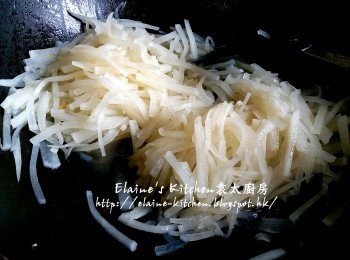 step7: 再加入餘下的冬菇水拌勻 , 再炒至水份收乾