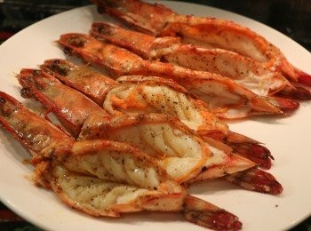 step5: 將煎好的蝦擺在盤上。