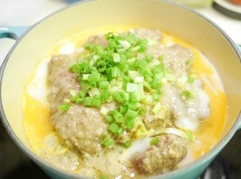 step8: 灑上蔥花熄火焗多2分鐘, 食時淋上煲仔飯豉油!正呀!