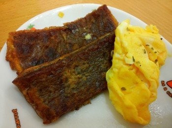 step10: 年糕本身有下油, 所以煎的時候可以不用下油, 慢火煎至外面香脆, 很好吃! 亦可以打發打個雞蛋, 沾蛋汁煎吃