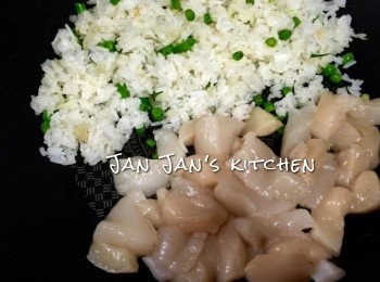 step4: 熱鑊下油爆炒洋蔥豆粒，加入飯一起兜炒到差不多，撥開一邊飯，下少許油炒帶子粒，再一起兜炒，蛋白回鑊，最後下調味兜炒一會即成。