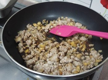 step4: 下汁料兜炒至滾