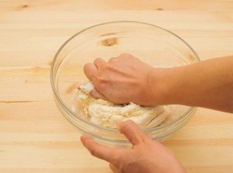 step2: 用手揉到麵團表面變得光滑為止。