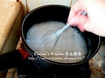 step1: 西米放入煲內 , 加水浸過面 , 拌一拌勻西米以免黏底 , 用慢火煮至西米成透明狀