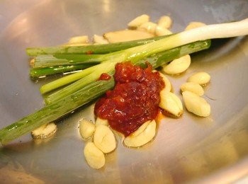 step3: *備好<span class="group_3">辛香料</span>，洋蔥切大塊，紅蘿蔔切滾刀塊。 *中小火爆炒蔥。薑。蒜。辣豆瓣醬。至香氣出。 *放入牛肉繼續拌炒道醬料沾至牛肉上。