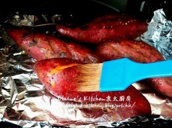 step9: 蕃薯焗15分鐘後將蕃薯從焗爐取出 , 蕃薯兩面掃上適量片糖水