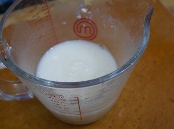 step3: 麵粉加水先拌勻備用